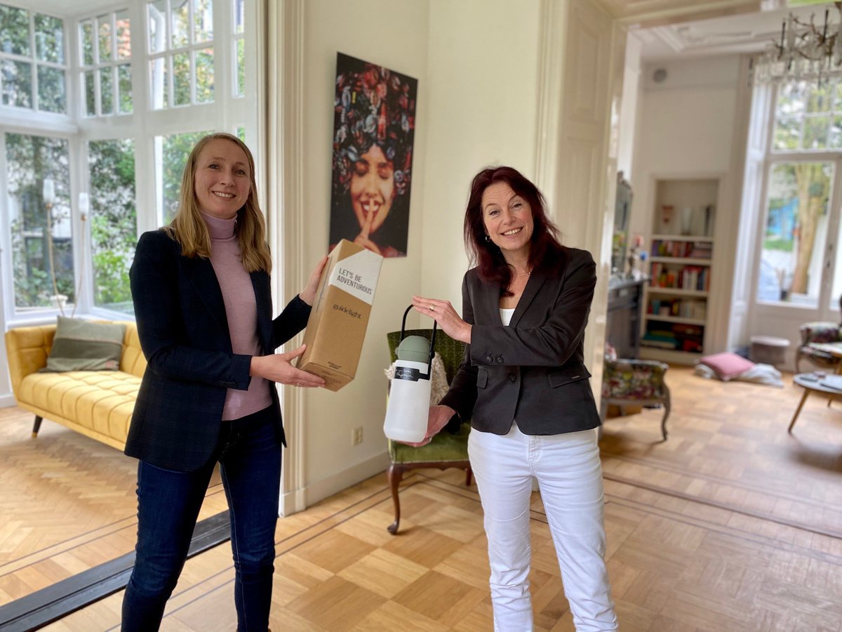 Op de #DagvandeVerpleging en de naamswijziging van het lectoraat overhandigt lector proactieve ouderenzorg <a href="/NBleijenberg/">Nienke Bleijenberg</a> de Florence Nightingale Guidelight aan CvB-lid <a href="/WilmaSoRe/">WilmaScholteopReimer</a> <a href="/HU_Utrecht/">Hogeschool Utrecht (inactief)</a> #guidingnurses <a href="/FNInl/">Florence Night.Inst.</a> en <a href="/VenVN/">V&VN</a>.
hu.nl/onderzoek/onde…