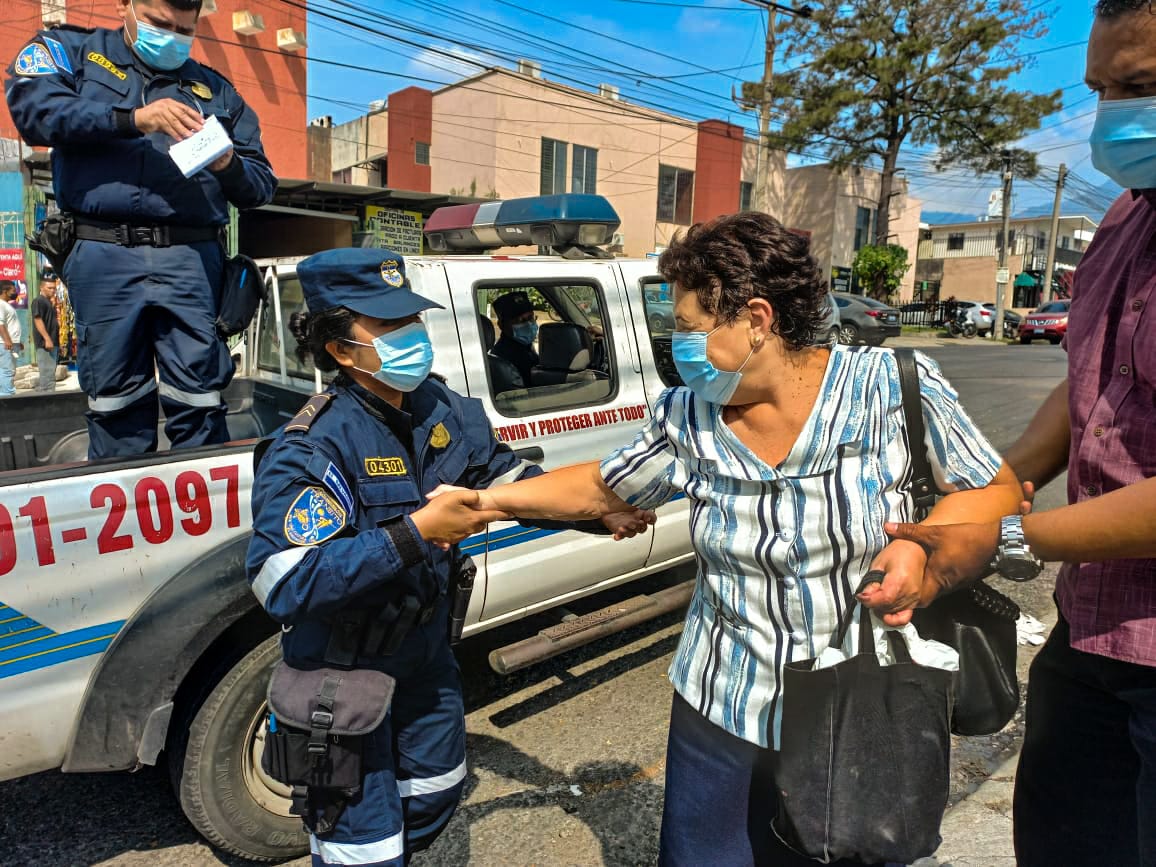 Nuestra entrega y servicio nos permite acompañar a la población salvadoreña en cualquier circunstancia que nos necesite.

Servir y proteger ante todo. 👮‍♀️👮🚔