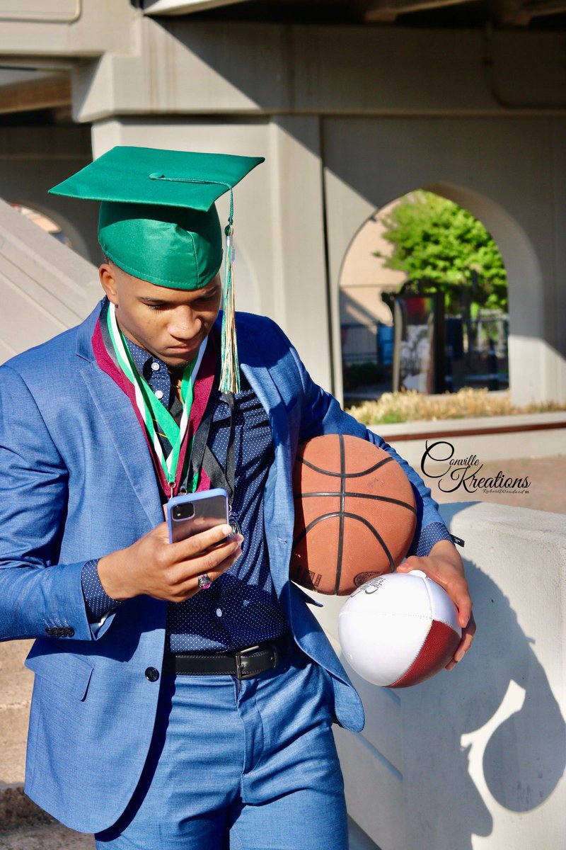 JeremySowell3's tweet photo. The future is waiting 🤟🏾👨🏾‍🎓 '21 https://t.co/FM1w5bgwKf