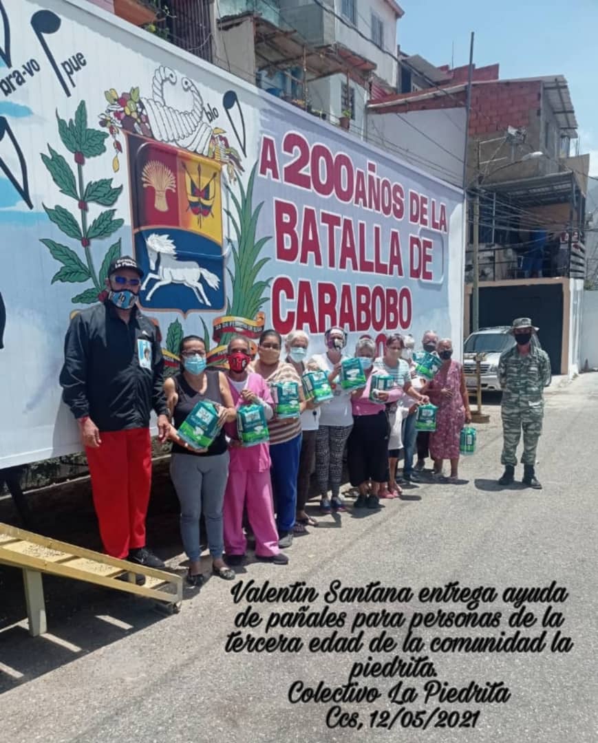 rdcomlapiedrita's tweet photo. 🚩 *! Seguimos Luchando Junto Al Pueblo !*
Hoy Miércoles 12 de Mayo el compañero Valentin Santana Líder del Colectivo La Piedrita entregó a un grupo de personas de la tercera edad, ayuda de pañales, en la comunidad la piedrita #LaPiedrita23Enero #JuntosSomosMas https://t.co/42X1lljFSW