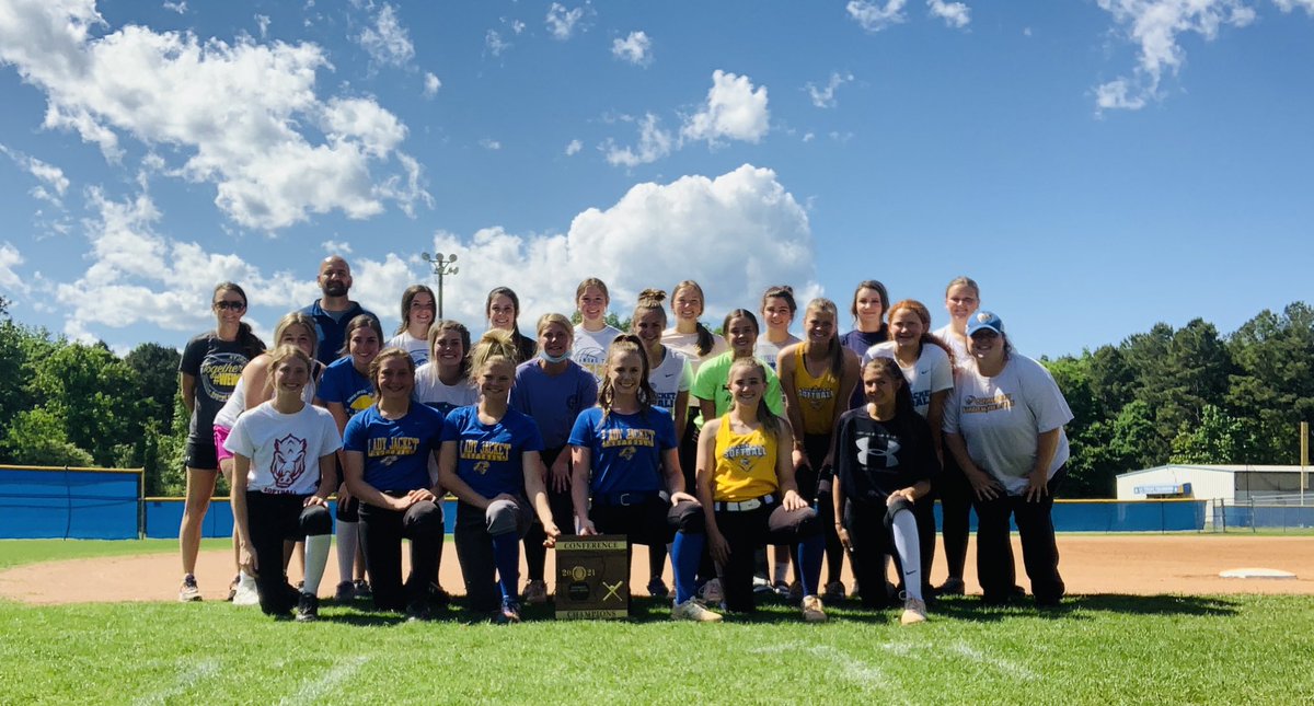 ljp_softball's tweet photo. 💛💙The Lady Jackets are headed to The State Tournament tomorrow morning! Come be a part of our send off at 6:55/7am in morning at the YellowJacket Arena or at 7:15/7:20am at The Big Red in East End. 
It’s Great To Be A Lady Jacket!!  💛💙 https://t.co/bgXvx6DgR9