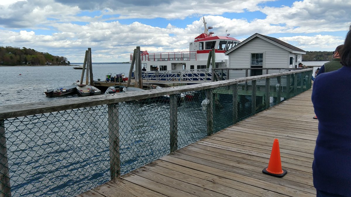 mellanella's tweet photo. Not a bad day to wait for your ride home.
#chebeague #cascobay #islandlife https://t.co/tVUBuuSKw3