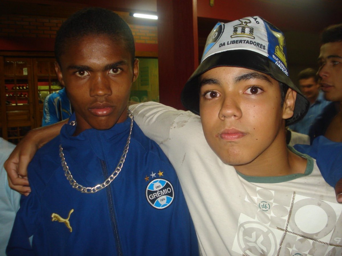 ayranguiz's tweet photo. Este é o homem responsável por costurar a nova aproximação e acordo definitivo entre Douglas Costa e Grêmio #Gremio #FBITricolor #DiegoShowzaDeprê #Business #SuperGremio https://t.co/qTKeC4ULaX