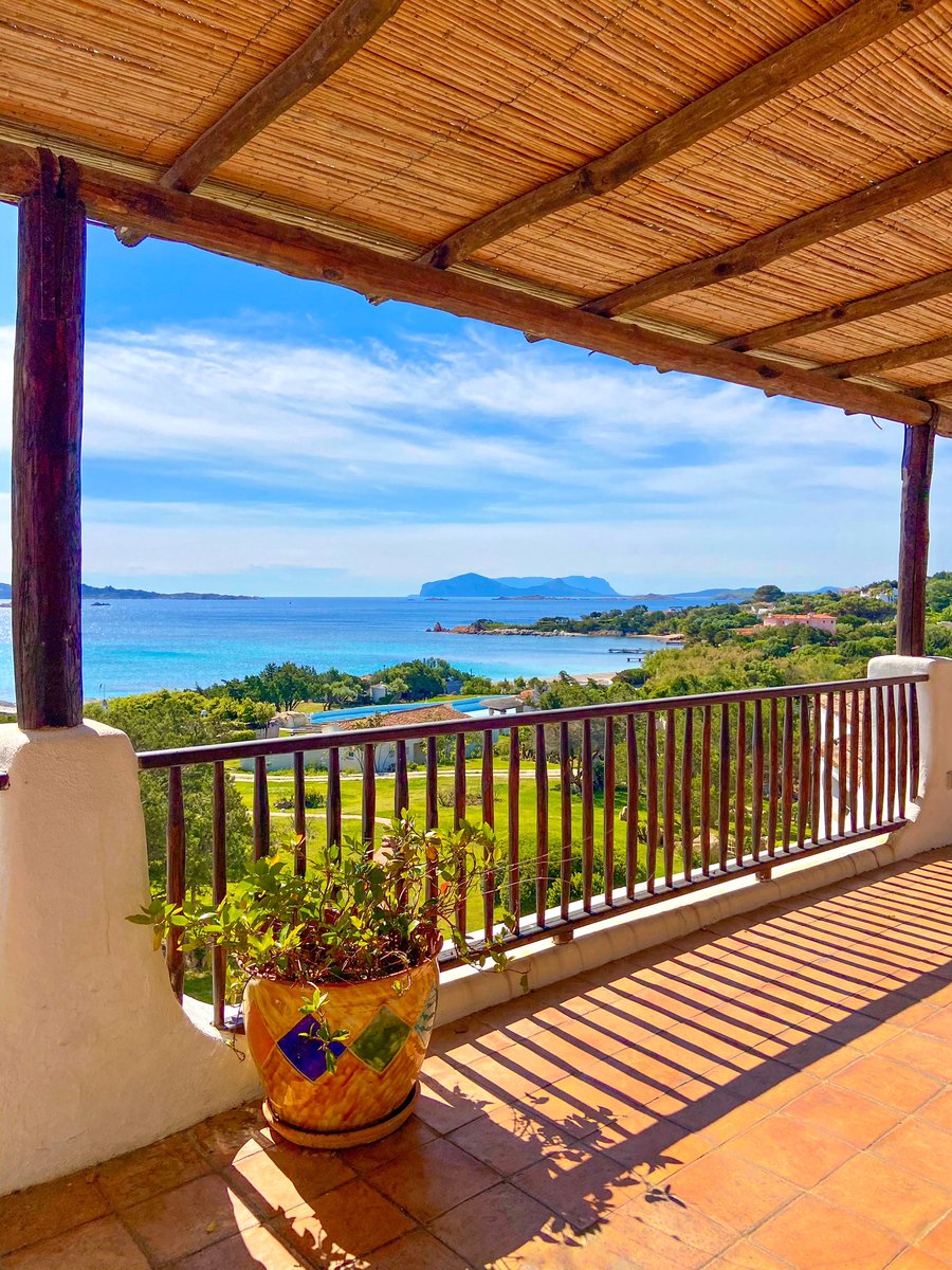 Framing stunning views of a legendary horizon, Romazzino restaurant opens up onto a panoramic outdoor terrace where you can fully delight your senses: taste exquisite Mediterranean dishes and listen to the peaceful sound of nature while you enjoy an extraordinary location.