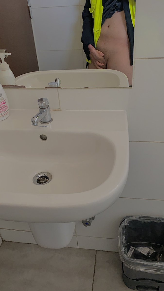 jovenvzl's tweet photo. Cuando me mandan nudes en pleno trabajo 🥵 #morbo https://t.co/a2XvTlNFkv