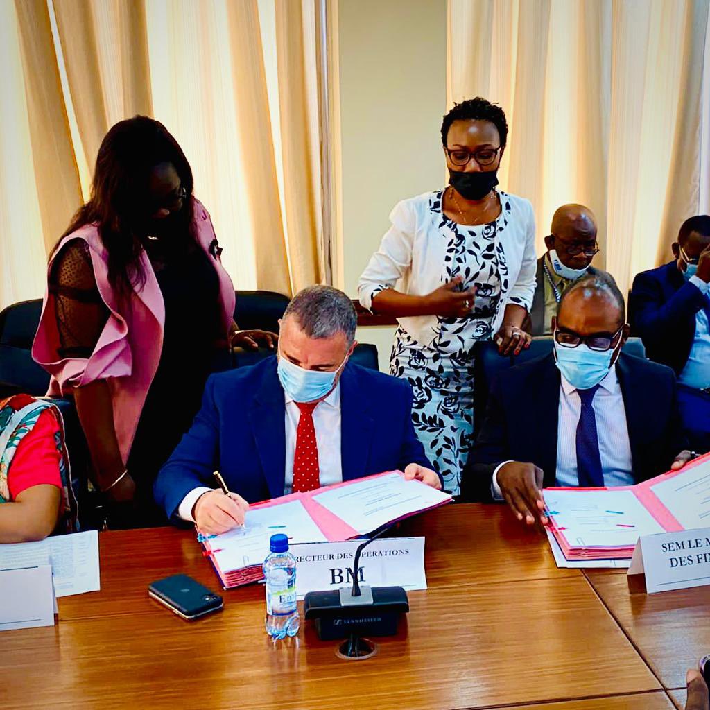 jc_carret's tweet photo. Ravi d’avoir signé ce jour au @MinFin_rdc l’accord de financement de $500 millions du projet  #KinElenda avec le Ministre des finances @nskazadi. Le projet contribuera  à l'amélioration des conditions de vie d’une partie de la population de  #Kinshasa. https://t.co/wBS4eM5QuE https://t.co/sg5uaFQlGJ