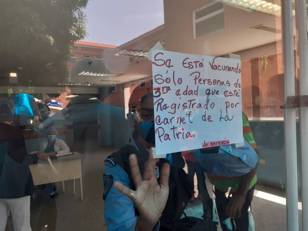 GabytaSuniaga's tweet photo. A esta hora médicos de varios centros de salud de Carabobo están en la CHET con la esperanza de ser vacunados. Nos dicen que se encontraron un cartel que dice que la jornada es para personas de la tercer edad que estén inscritos en el carnet de la patria. https://t.co/uyyeRpiVbd