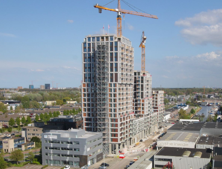 De vlaggen staan op het dak voor de hoogste woonverdieping voor Het Dok <a href="/ArchitektenCie/">de Architekten Cie.</a> <a href="/VanWijnenGroep/">Van Wijnen</a> <a href="/NDSM_werf/">NDSM</a> Amsterdam