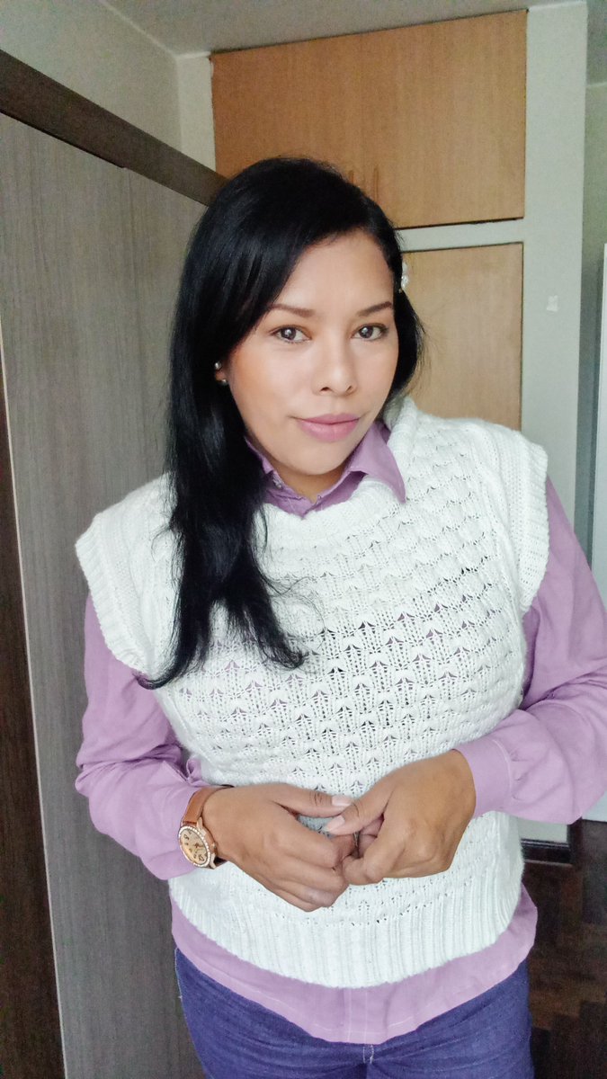 beck979's tweet photo. Trend alert: Los chalecos tejidos se imponen este otoño e invierno, combínalos con una blusa clásica para darle a tu look una onda #preppy #lookotoñal #90sisback #trends https://t.co/g1Aj07JBAg