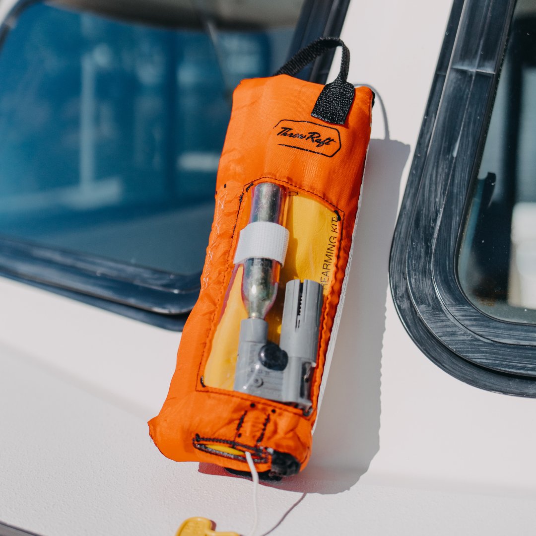 ThrowRaft's tweet photo. Looking to upgrade your PFD? Look no further than Throwraft, the first and only inflatable AND throwable PFD approved by the Coast Guard 🔴

#throwraft https://t.co/1uLnejIBsb