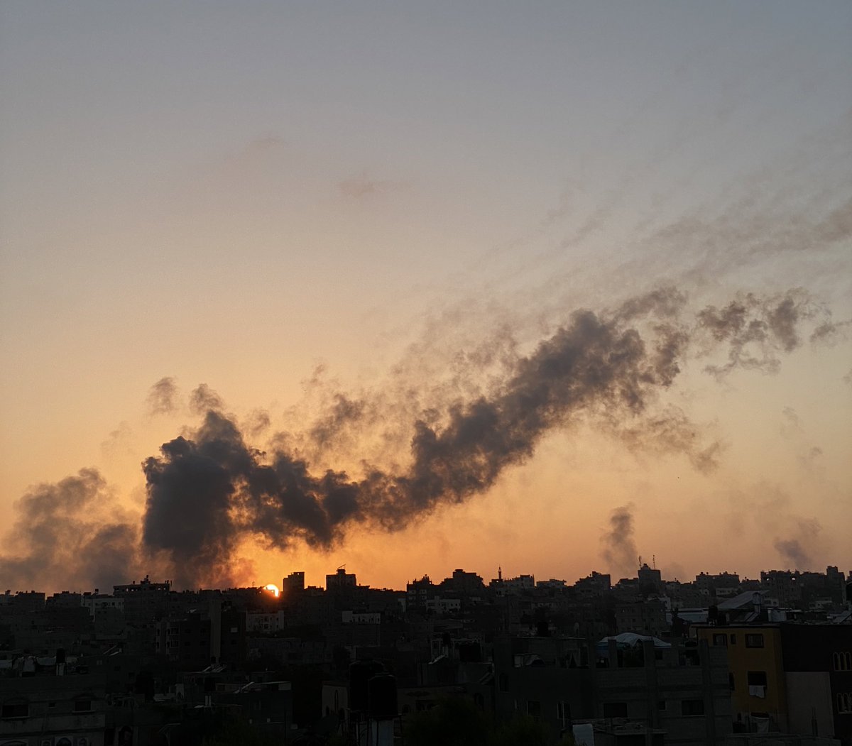 mahmoudthari's tweet photo. اخر غروب في رمضان من غزة 💔
#GazaUnderAttack https://t.co/k4agPnNrya