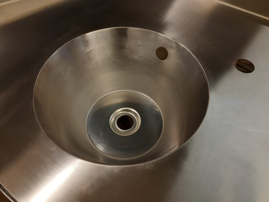 SWP_Engineering's tweet photo. A custom stainless steel sink unit fabricated by our skilled team #SWPEngineering #SpecialistsInStainless #Fabrication #sink https://t.co/CQkpOkAu3e