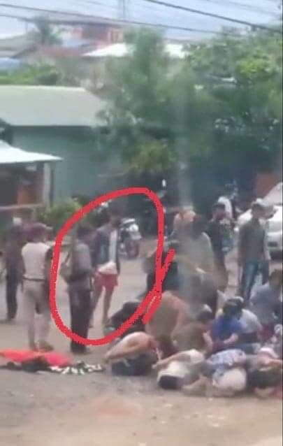 hmlgocrazy's tweet photo. Military terrorists in plainclothes disguise as protesters‼️
 #WhatsHappeningInMyanmar #CrimesAgainstHumanity https://t.co/YGfsgtCENi