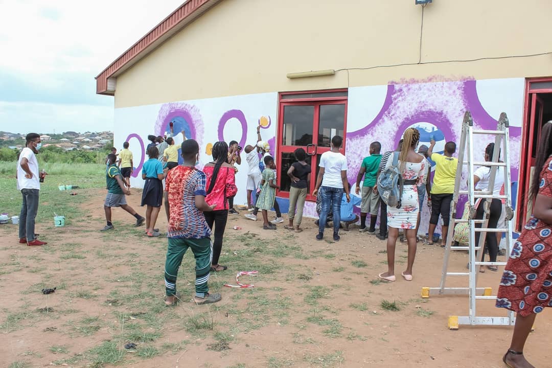 BraceuptheYoung's tweet photo. Our #EcoLeadershipWorkshop converged 35 students from 3 schools in Abeokuta, Ogun State, for 11 hours 30 minutes, equipping them with leadership skills, the SDGs, relevant content on climate action, and using Arts to translate their ideas into a mural painting.

#braceuptheyoung https://t.co/lbLjBOeBpW