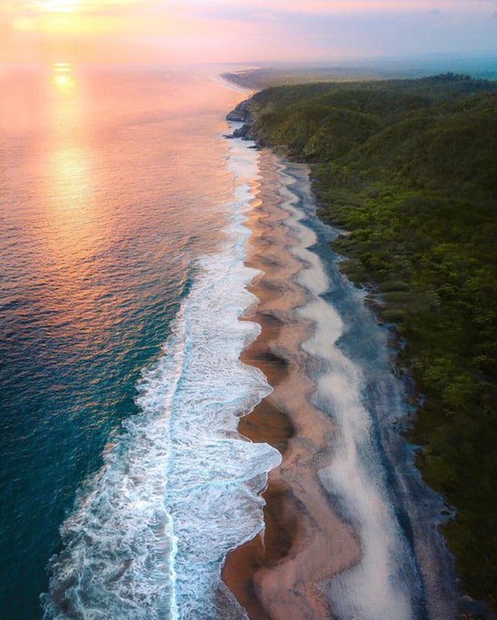 Beach cusps are shoreline formations made up of various grades of sediment in an arc pattern. The horns are made up of coarser material and the embayment contains finer sediment buff.ly/2td2akk [photo, Mazunte Oaxaca,, Mexico (by Emmet Sparling: emmettsparling.com]