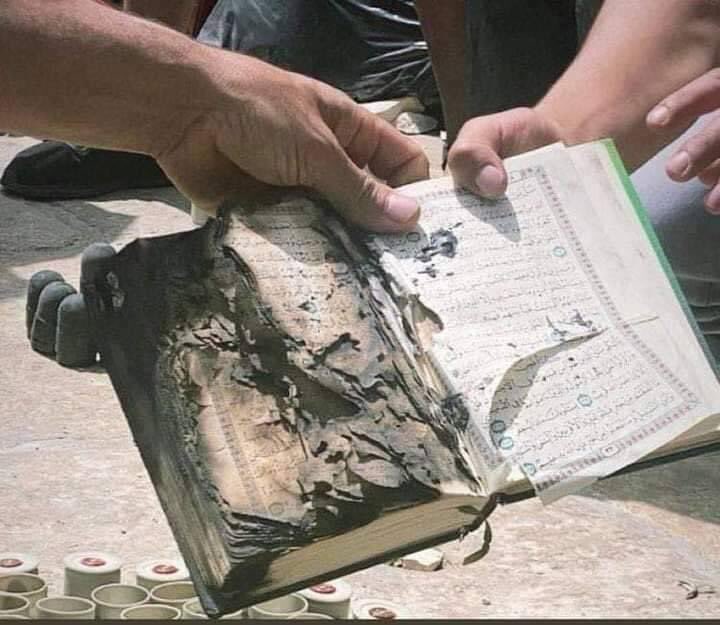 tounsicorse's tweet photo. Une photo du Coran qui a été brûlé dans la mosquée al-Aqsâ, l'incendie s'est arrêté au verset 211 de la sourate al-Baqarah, dans lequel Allâh dit https://t.co/wpZ5yMrzVV
