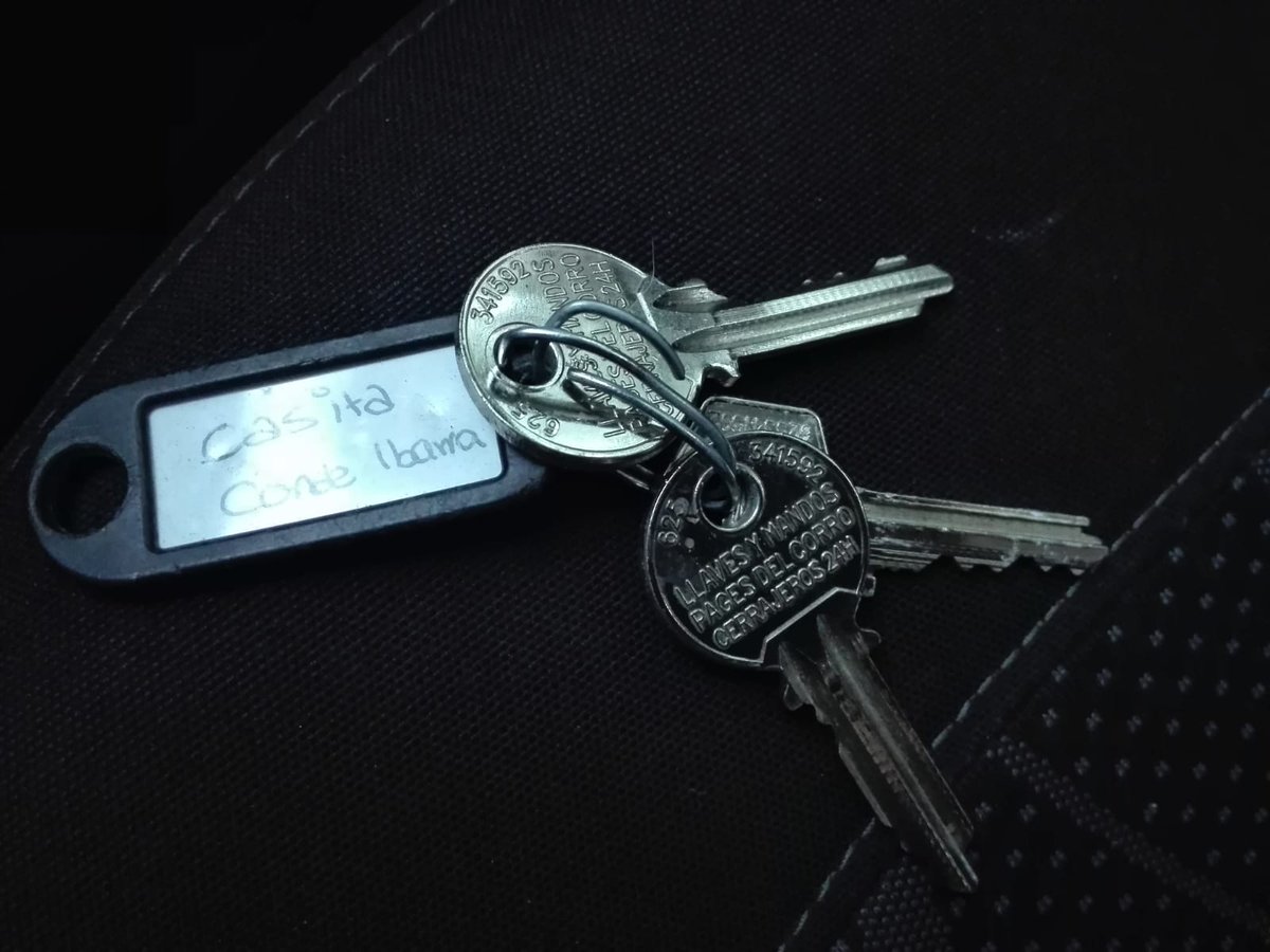 Las llaves de la imagen las han encontrado esta mañana en el Paseo De Europa, frente a <a href="/verdymercadoeco/">Verdy</a>. Están allí para que su dueñ@ pueda ir a recogerlas. 
#llavesperdidas #llaves #objetosperdidos #verdy #bermelyhills #paseoeuropa #perdidoenlacalle #objetoencontrado