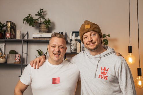 Millainen on polku lehtimyyjästä rokkitähdeksi? Vain Samu "Hapa" Haber sen osaa kertoa. Kuuntele uusi Myyntiradion jakso nyt Spotifysta! 🎧 spoti.fi/3y5dMqe