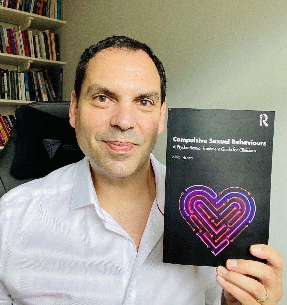 SilvaNeves3's tweet photo. My book on Compulsive Sexual Behaviours is now available! 

👇👇👇👇

https://t.co/pTi44rm2Zz

@Routledgepsych @routledgemh @cosrtnews @UKCP_Updates 

Thank you to my colleagues and friends for your amazing support. 

Let’s keep the conversation going to help offer better care.💗 https://t.co/RsQG8GvoTC
