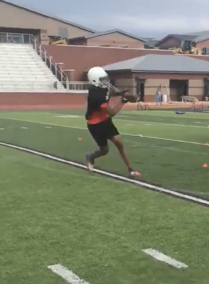 Coach_Burris's tweet photo. @fastdawg101 @DeeGladney • 2️⃣ 🤲🏽
• 2️⃣ 👁s
• 🧐 the tuck (ball security is job security) 
• 🔪 the defense 

Good work! @chase_s3 

#22Vision 
#VITA https://t.co/exvgZpEQNR