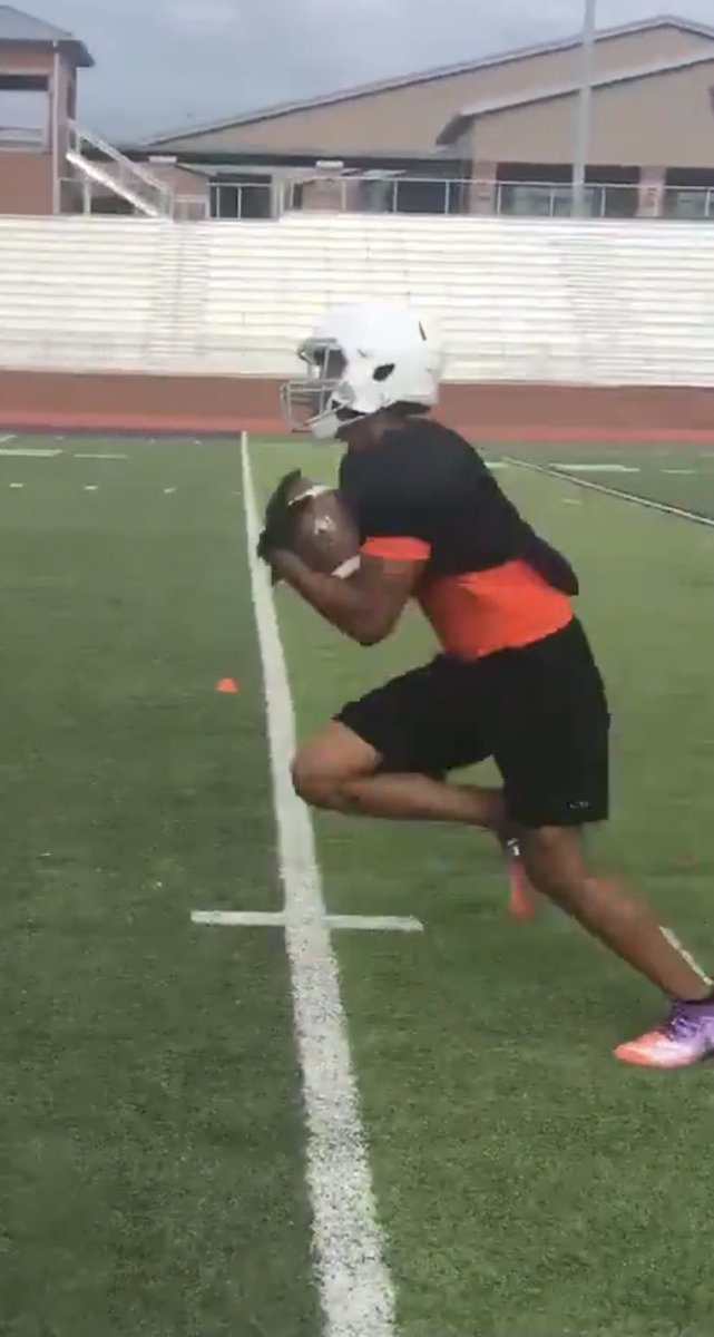 Coach_Burris's tweet photo. @fastdawg101 @DeeGladney • 2️⃣ 🤲🏽
• 2️⃣ 👁s
• 🧐 the tuck (ball security is job security) 
• 🔪 the defense 

Good work! @chase_s3 

#22Vision 
#VITA https://t.co/exvgZpEQNR