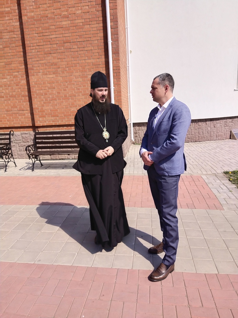 О том, чем живут подобные учреждения, увидел своими глазами в школе «Благовест» - она находится в центре Ягодного, существует при храме в честь Воскресения словущего. Учреждение работает по государственной лицензии и аккредитации. Очно здесь обучается 35 человек.