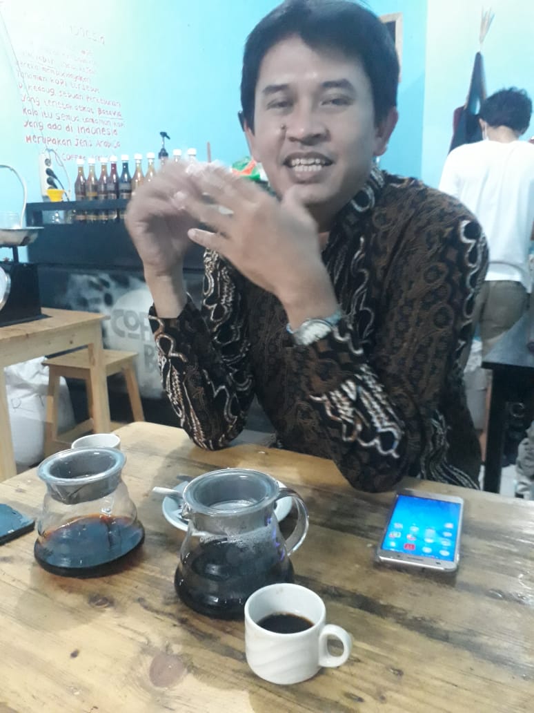 tarso1975's tweet photo. I really love coffee. Almost everyday I drink it. Like last night, we drank a cup of coffee in a coffee shop. It made me fresh after did fasting all day. How about you? https://t.co/zDrvu9as5O