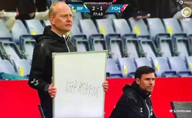 3SportsGh's tweet photo. #WeirdWednesday 
Last Sunday in the Danish Superliga, Brondby manager Niels Frederiksen held up a whiteboard with 'KEEP ATTACKING' written on it as his players couldn't hear him over the 8,000 fans at the stadium. 

The game ended Brondby 3-1 Midtjylland. So it worked.

#3Sports https://t.co/vabVM62qJD