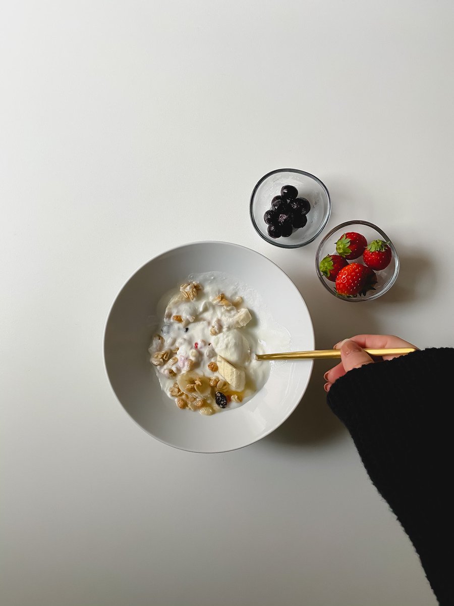 mapooo_t's tweet image. 元気がでる朝ヨーグルト&amp;amp;カルビーのフルグラ😌🤍たっぷりフルーツを添えれば最高のあさごはんになる🕊