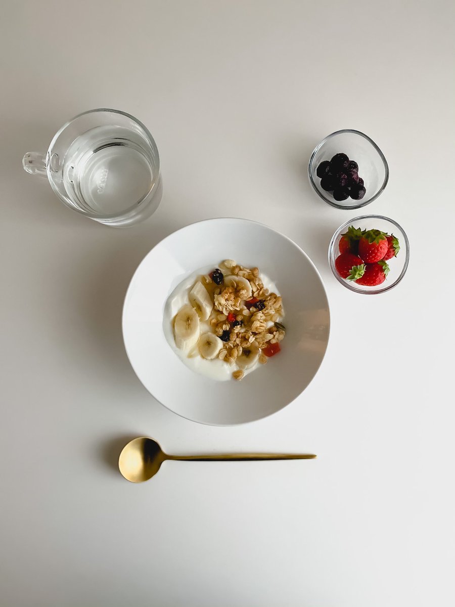 mapooo_t's tweet image. 元気がでる朝ヨーグルト&amp;amp;カルビーのフルグラ😌🤍たっぷりフルーツを添えれば最高のあさごはんになる🕊