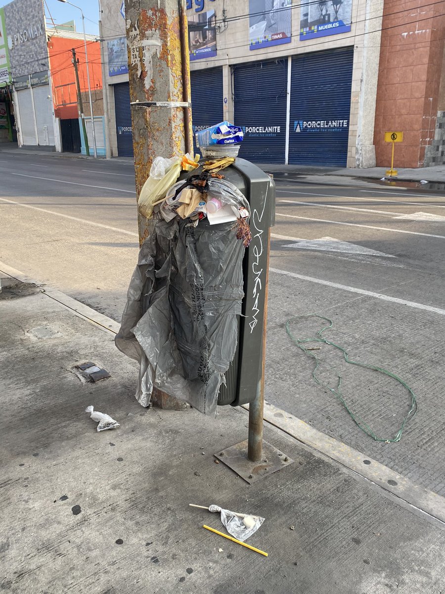 escajos's tweet photo. En lo que nos volvemos japoneses, sería bueno que el área correspondiente del Ayuntamiento de Puebla se encargara de vaciar las papeleras con regularidad. https://t.co/q44iPh3oI1