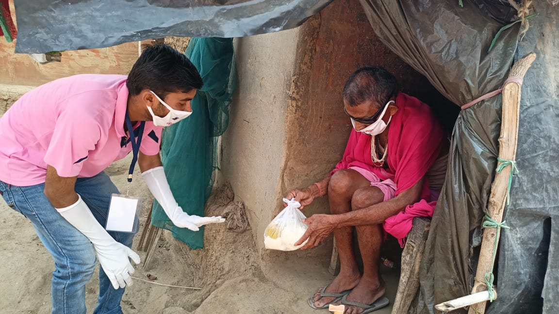 NGOs and Volunteers are providing food and medicines to poor and destitutes in Boudh District during this lockdown.
#CoronaVirusUpdates 
#OdishaFightsCorona 
#LockdownOdisha