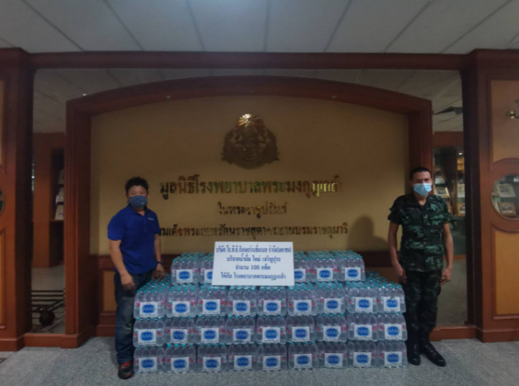 fm91trafficpro's tweet photo. "ใหม่ เจริญปุระ"  บริจาคน้ำแร่ 18,000ขวด
ชุด PPE ให้กับโรงพยาบาล และโรงพยาบาลสนาม #โควิด19 #FM91
https://t.co/M0CxmuflNR https://t.co/vlx11kAttH