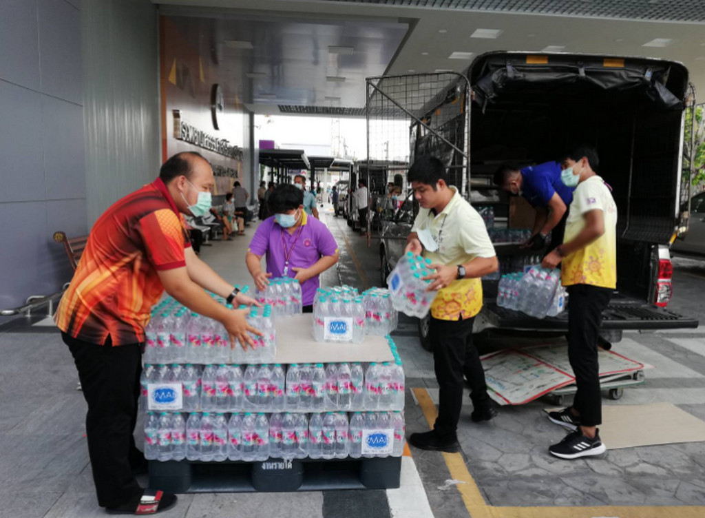 fm91trafficpro's tweet photo. "ใหม่ เจริญปุระ"  บริจาคน้ำแร่ 18,000ขวด
ชุด PPE ให้กับโรงพยาบาล และโรงพยาบาลสนาม #โควิด19 #FM91
https://t.co/M0CxmuflNR https://t.co/vlx11kAttH