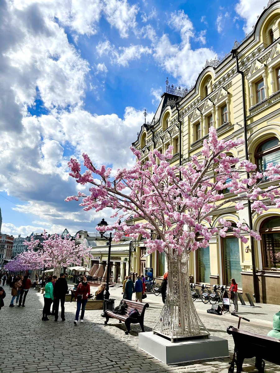 EToursRussia's tweet photo. Kuznetsky Most - This pedestrian street is great for people watching and cafes. It comes close to or backs up to the Tsum department store and the Bolshoi Theater. Since the middle of the 18th century, Kuznetsky Most was the street of #fashion and expensive shopping. #Moscow https://t.co/STrP58u4CY