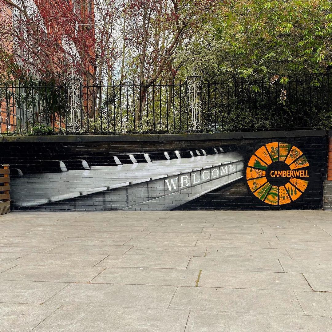 There is a new mural at the Peckham Road entrance to #Camberwell.
The design was inspired inspired by the history of the Piano Factory building and we cannot think of anything more fitting. 
@lionel_stanhope @CamberwellSoc 

#peckhamroad #mural #art #piano #pianofactory