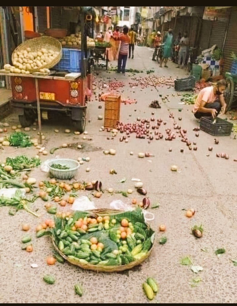 PriyaSh35449738's tweet photo. शराब की दूकान पुलिस के संरक्षण में खुल रही हैं और फल सब्ज़ियों की दुकानें इस तरह तोड़ी जा रही हैं ।
वाह रे सिस्टम https://t.co/1X5vAKqdrx