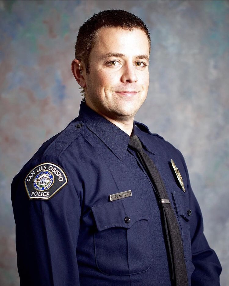 SanBernardinoPD's tweet photo. Our hearts are heavy as we mourn the loss of Det Luca Benedetti from the San Luis Obispo PD. He was tragically killed during a warrant service. He is survived by his wife and two young children. On behalf of SBPD, our deepest condolences to your family, department and community. https://t.co/FLn8Uvhcec