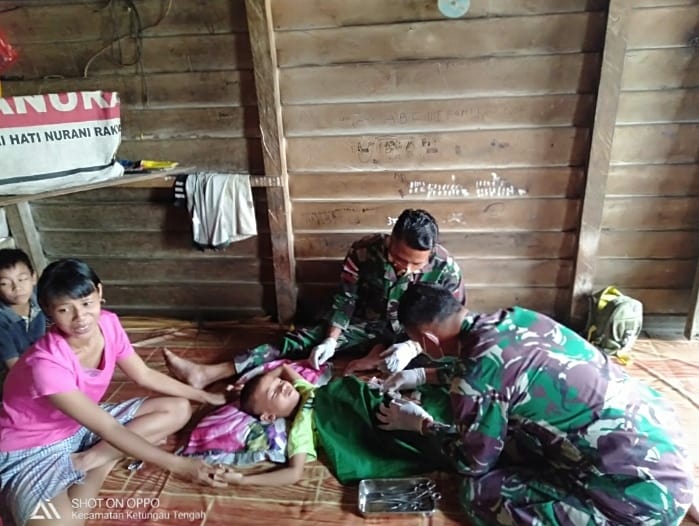 redaksinusanta's tweet photo. Yonif 407/PK yang saat ini melaksanakan Satgas Pamtas RI-MLY selain menjalankan tugas pengamanan perbatasan juga melaksanakan kegiatan bhakti sosial, salah satunya dengan memberikan pelayanan khitan gratis bagi masyarakat perbatasan yang berada di Dusun Lubuk Kedang, https://t.co/PH7s3TL0kT