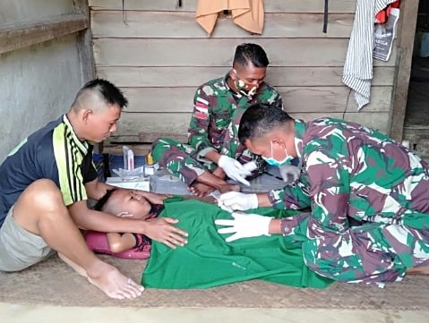 redaksinusanta's tweet photo. Yonif 407/PK yang saat ini melaksanakan Satgas Pamtas RI-MLY selain menjalankan tugas pengamanan perbatasan juga melaksanakan kegiatan bhakti sosial, salah satunya dengan memberikan pelayanan khitan gratis bagi masyarakat perbatasan yang berada di Dusun Lubuk Kedang, https://t.co/PH7s3TL0kT