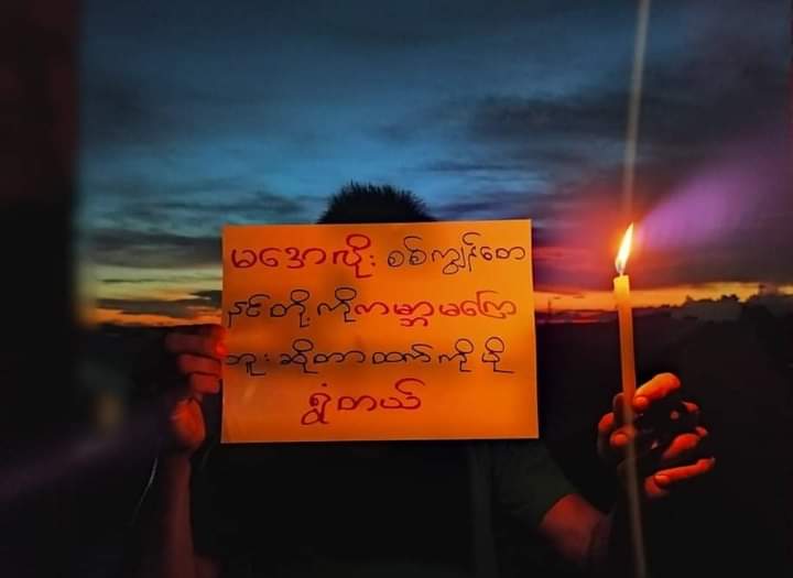 Locals from Mawlamyaing encourage for #Taloke, Myingyan by protesting in candlelight night strike.
#WhatsHappeningInMyanmar 
#May12Coup
