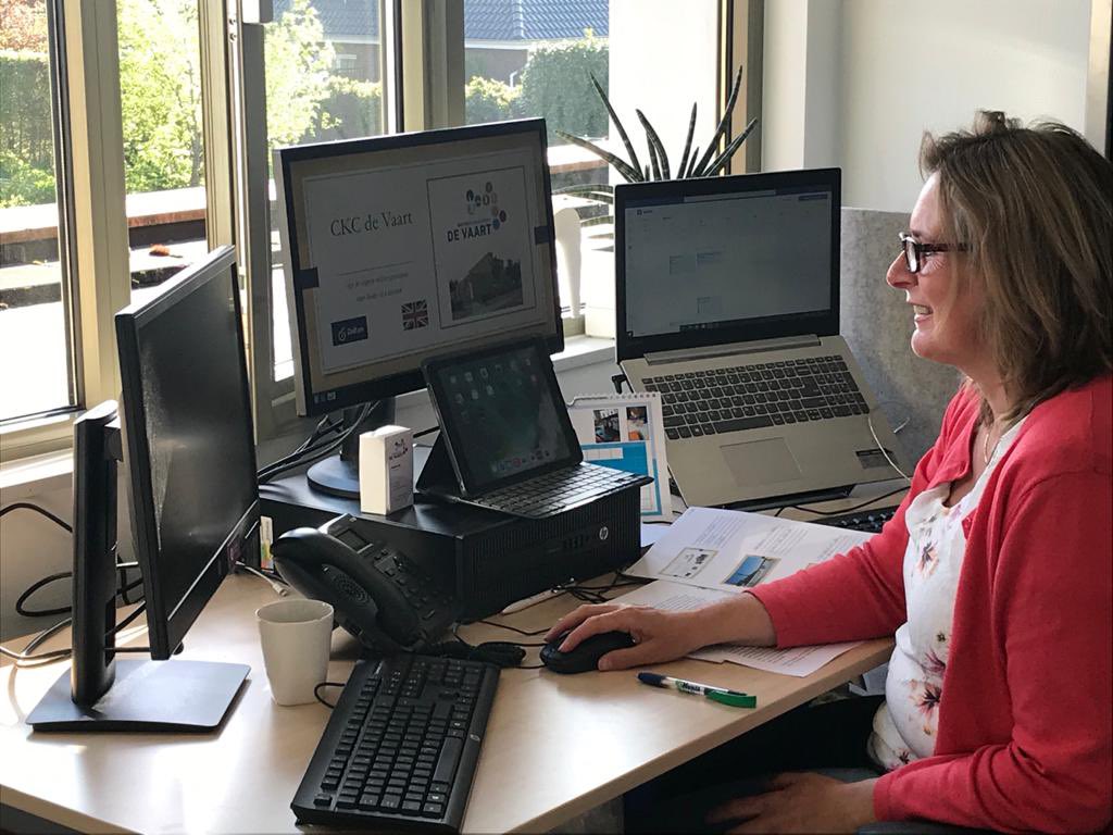 cbsdevaart's tweet image. Kijk nou, juf Marike aan het werk met wel 4 schermen tegelijk. Ze vertelt enthousiast over onze school aan de Raad van Toezicht van onze stichting. @CKCDrenthe 

#basisonderwijs #basisschool