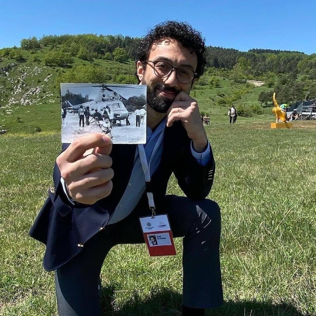 aze_nakhchivan's tweet photo. 🇦🇿 Almaniyanın Köln Musiqi və Rəqs Akademiyasının məzunu Fuad İbrahimov 9 yaşında Şuşanı Cıdır düzündən havaya qalxan helikopterlə tərk etmişdi. İllər sonra yenidən həmin nöqtədə...

#Shusha #Nakhchivan https://t.co/FoeqCbc3Lj