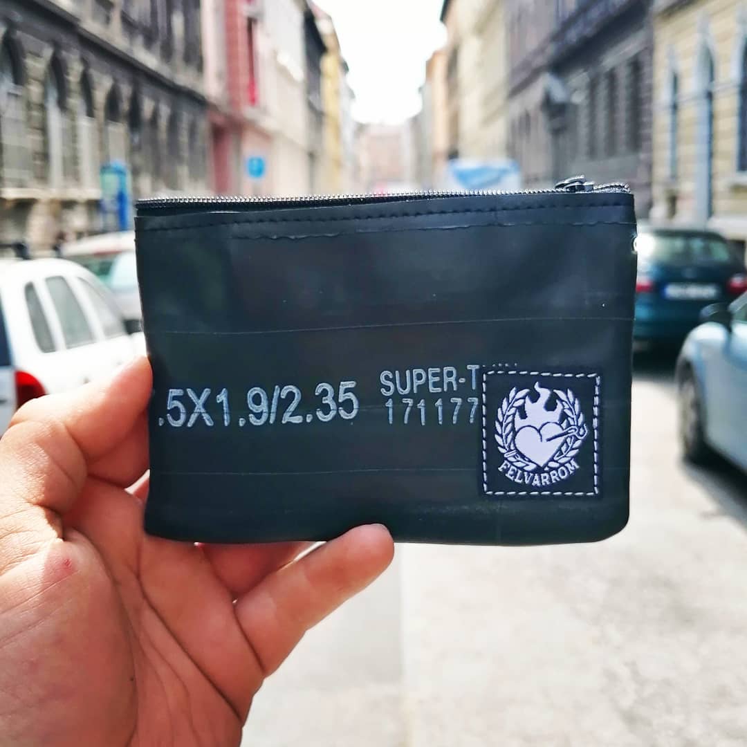 felvarrom's tweet photo. In special cases, we ⬆️update the coin purses. 

We could sew a divider in them, so your last 💰500 Euro would not battle with the last cold cut left over from 🥪lunch.

There are less blacks on our site, check them!
👉 https://t.co/GEq0IthToE

#recycled #cyclist #purse https://t.co/FNAMHKjlCS
