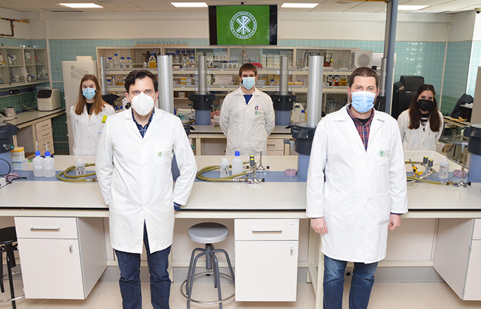 gradofilosofia's tweet photo. Investigadores de la @UCV_svm han desarrollado unos filtros revolucionarios para #mascarillas capaces de inhabilitar el virus causante de la #COVID19, el SARS-CoV-2, en menos de un minuto https://t.co/axX2mo336E https://t.co/W6LHw2Ov1x