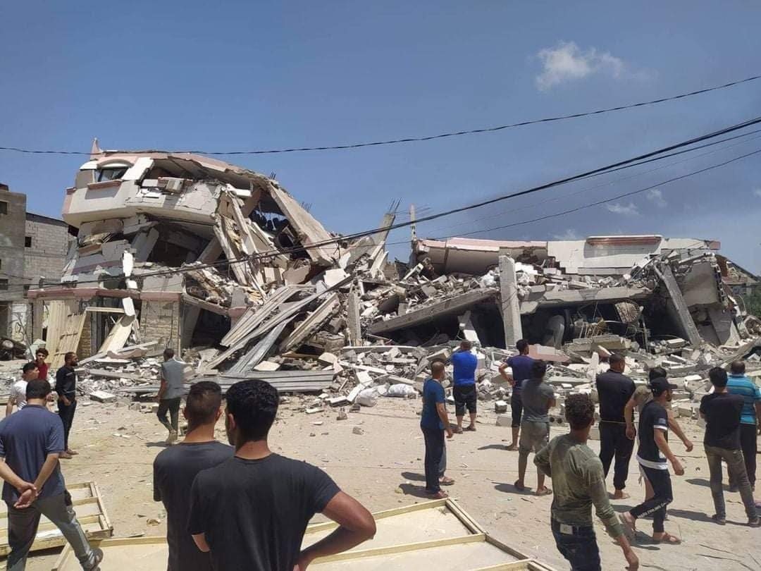 Massive destruction in a civilian house that belongs to al-Yazji family in #Gaza; an Israeli occupation airstrike completely destroyed it last night. #GazaUnderAttack