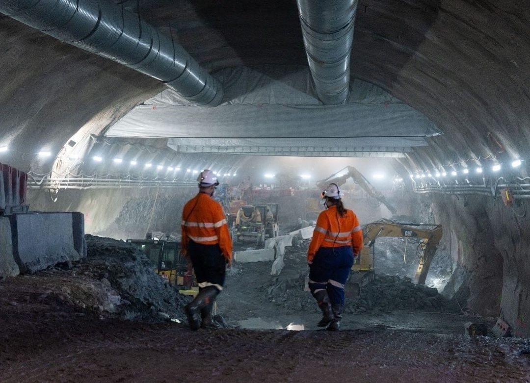 Nietsvermoedend wordt #Brisbane maar liefst 6 verdiepingen onder de stad getransformeerd. Een gigantische grot opent zich in Roma Street, wat binnenkort het station zal zijn in de kern van het Cross River-Rail project. 

#bam #bamcareers #werkenbijbam #tunnel