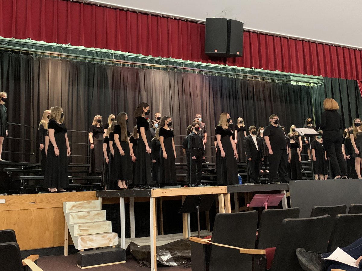 ginazocc's tweet photo. Last night was my final performance with High Point choir. I am so grateful to my friends, my teachers, and my fellow singers for giving me a #HomeAwayFromHome. Thank you for the smiles, the memories, and the opportunity to sing together one last time. 🎼❤️ @HPRwildcats https://t.co/jE4GiYKSnn