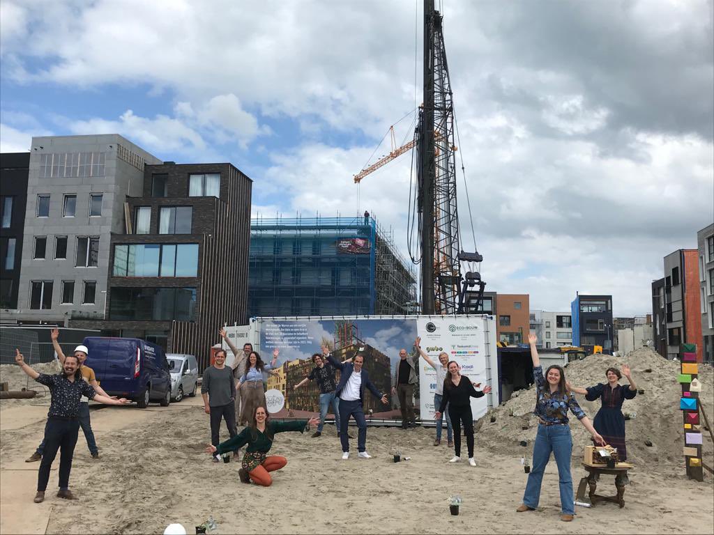 De heipalen gaan de grond in bij de eerste nieuwbouwcoöperatie in lange tijd. De pioniers van #deWarren zijn begonnen met bouwen van hun gemeenschappelijke betaalbare woningen. Straks zijn ze zowel huurder als verhuurder.