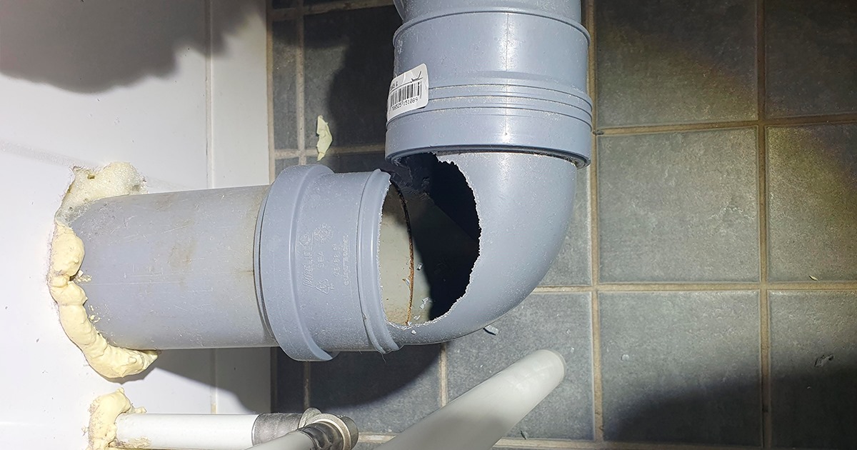 JussiTuomi's tweet image. Onkos jäänyt putki päälle ja aamulla sukat märkänä? #rotta #tuholaistorjunta #asuminen No ei hätää, tämäkin rotta/rotat saadaan kuriin @Anticimex_Suomi